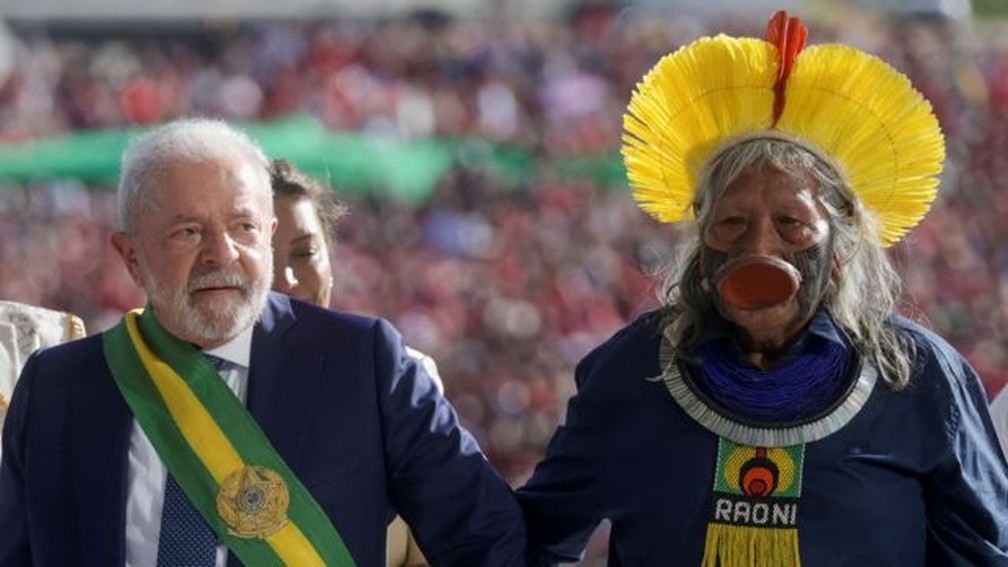 Raoni subiu a rampa do Palácio do Planalto na posse de Lula — Foto: Reuters
