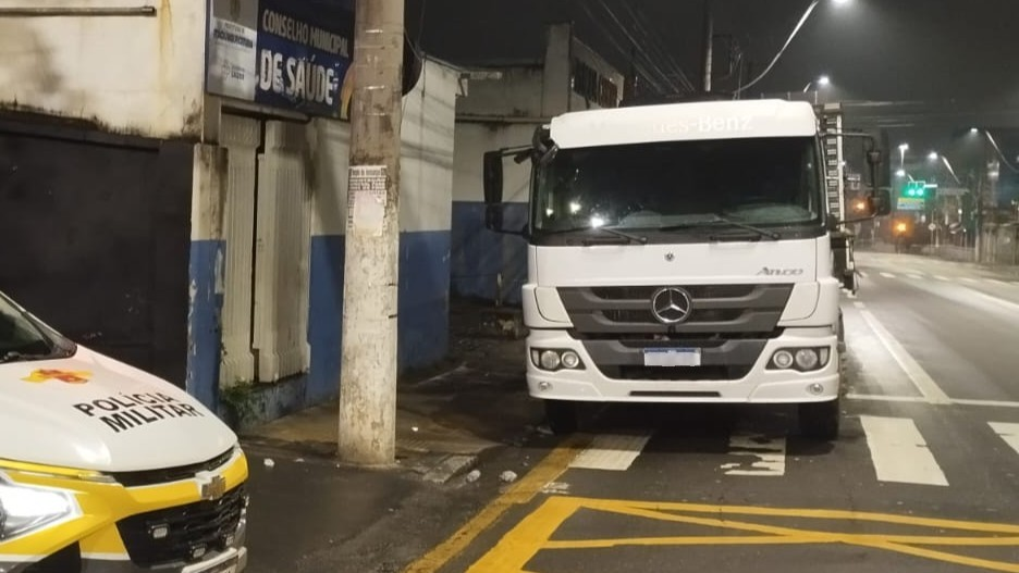 Caminhão roubado é recuperado após perseguição na Ayrton Senna