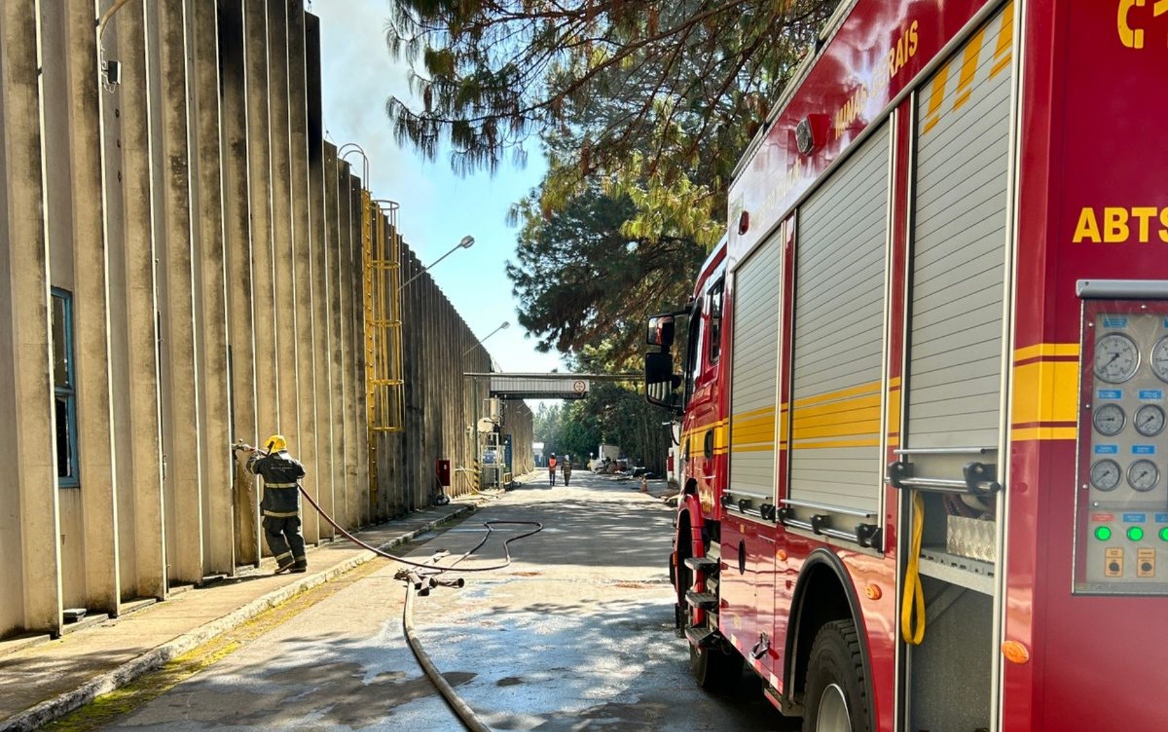 Incêndio atinge fábrica de garrafas térmicas no Distrito Industrial, em Pouso Alegre, MG