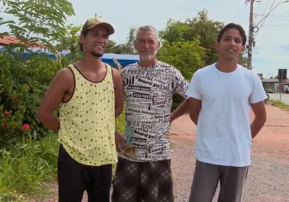 Os venezuelanos Victor Bermudez Franklin Blanco e Elvis José Sanchez Fermin residentes em MT comentam os ataques ao país de origem. — Foto: MT1/ Reprodução