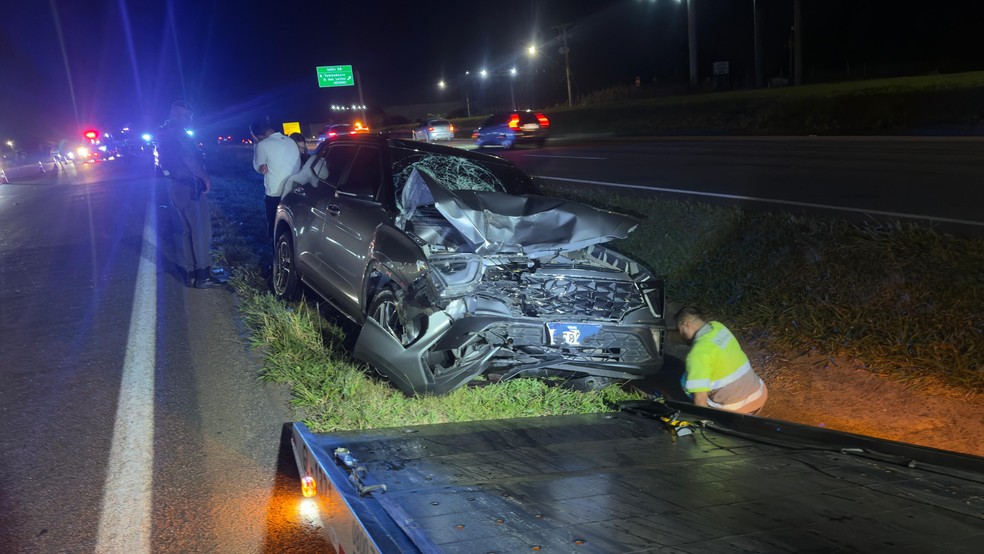 Mãe morre e filho é socorrido em estado grave após caírem de moto e serem atropelados por caminhão em rodovia de Indaiatuba — Foto: Paulo Bernardino/Reprodução EPTV