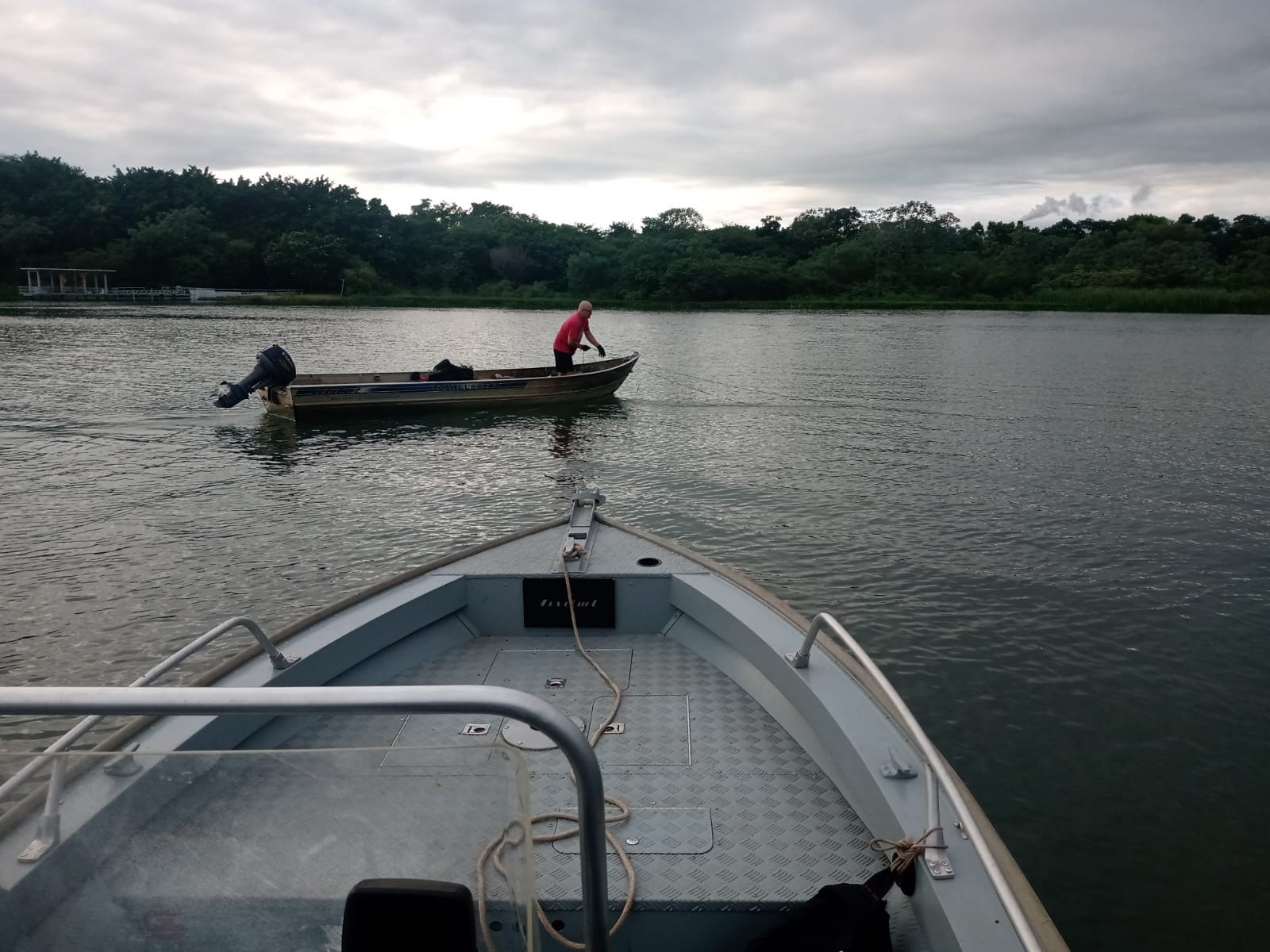 Fiscalização flagra pescador com redes armadas irregularmente no Rio Paraná, em Panorama