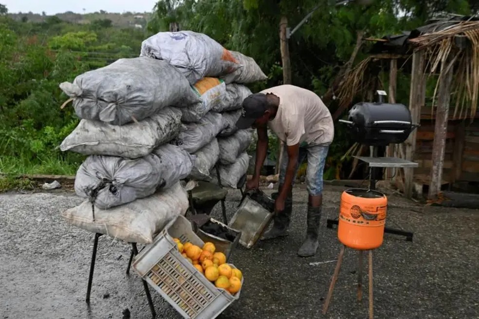 Coletor de laranja em Cuba. — Foto: Reuters