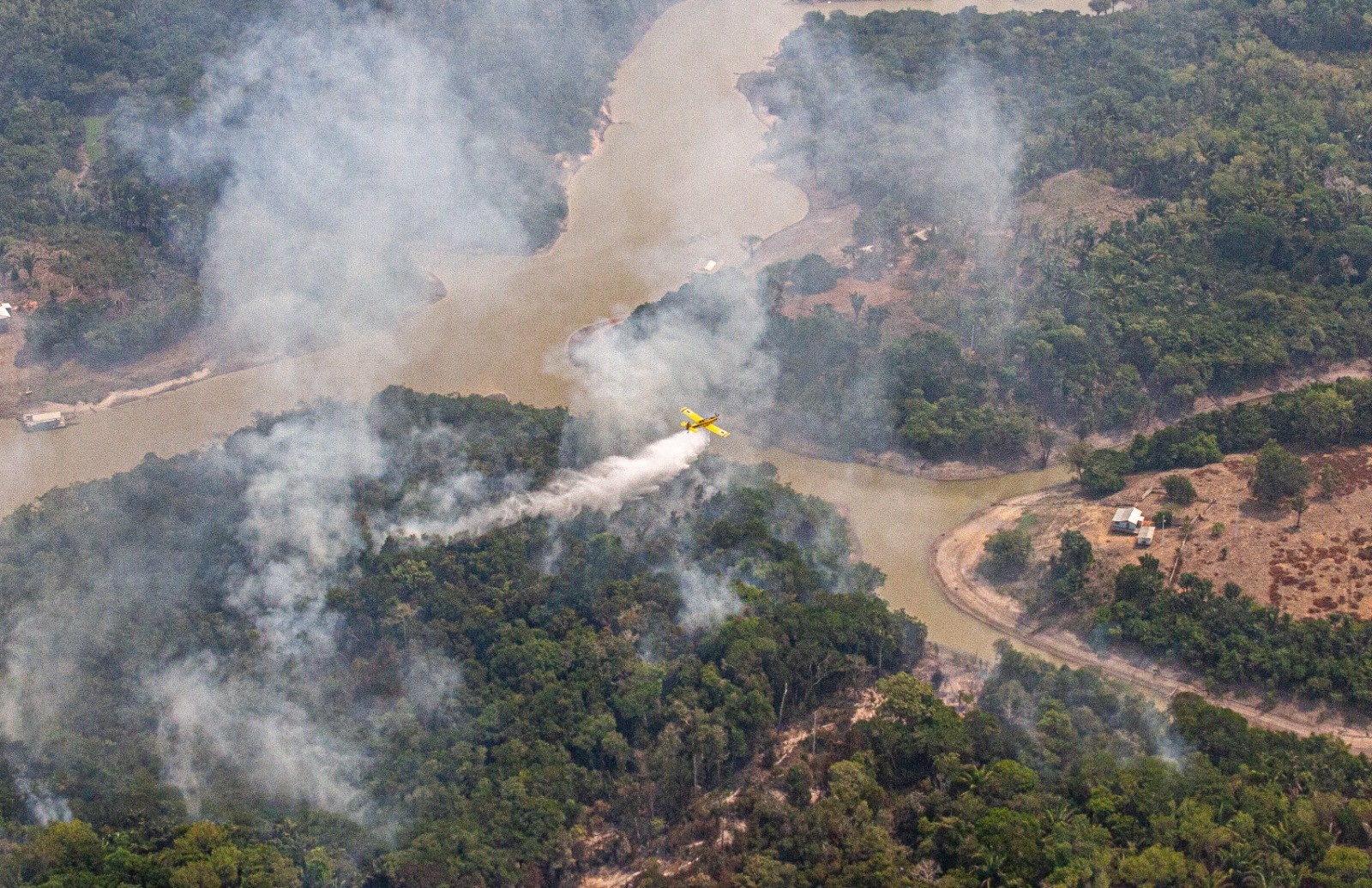 Mais de dez aviões, 390 horas de voo e 1 milhão de litros d'água: como foi o combate aéreo do fogo no AM 