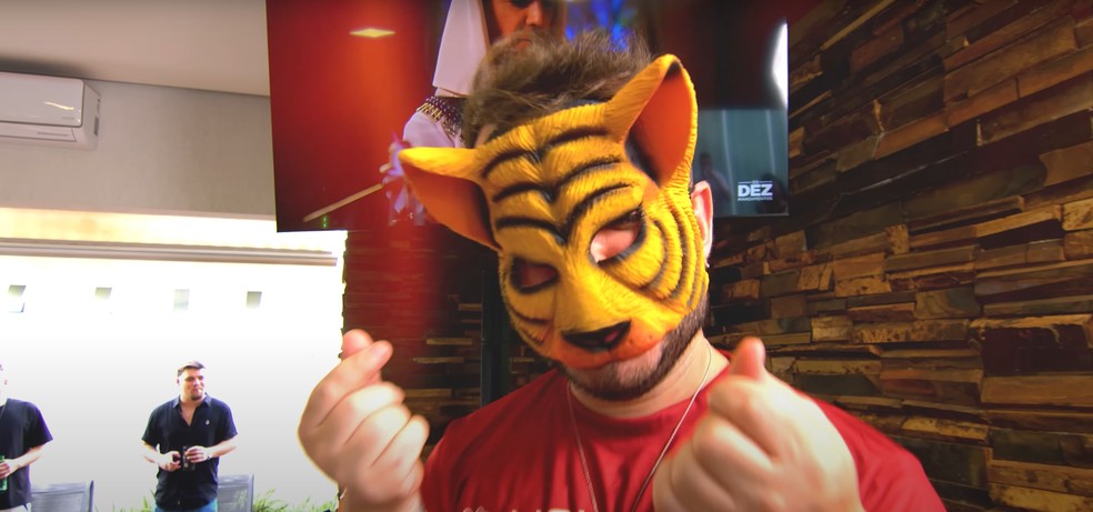 Cena do clipe 'Tigrinho', de Thiago Brava e Guerra Neto — Foto: Reprodução