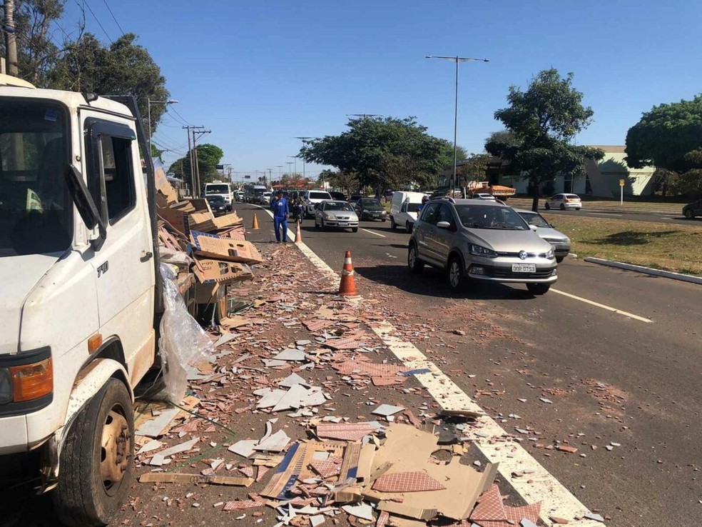 Veículo carregado de pisos também foi atingido pelo caminhão — Foto: Fábio Rodrigues