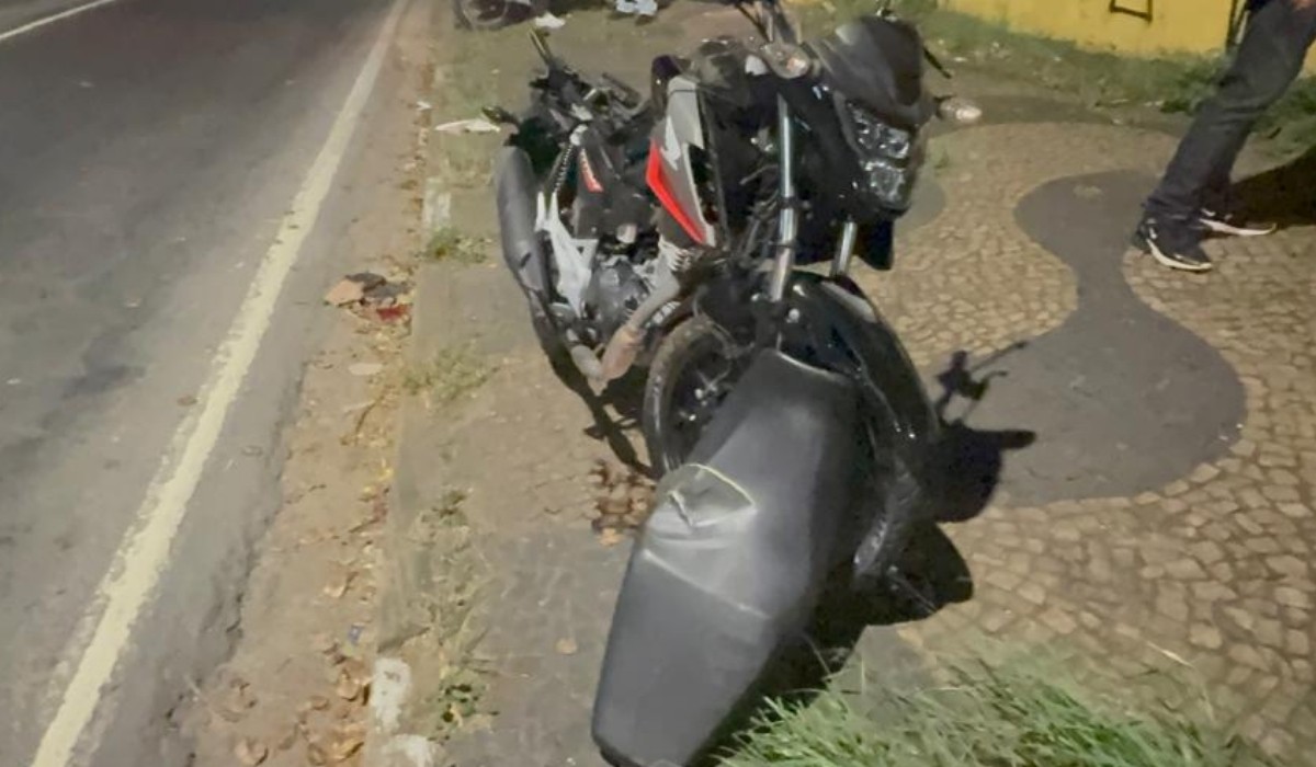 Motociclista morre após ser atingido por caminhonete e bater contra árvore em Campinas