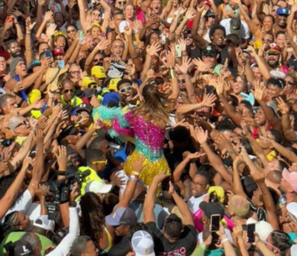 Artista desceu na pipoca e abraçou foliões em Salvador — Foto: Redes sociais