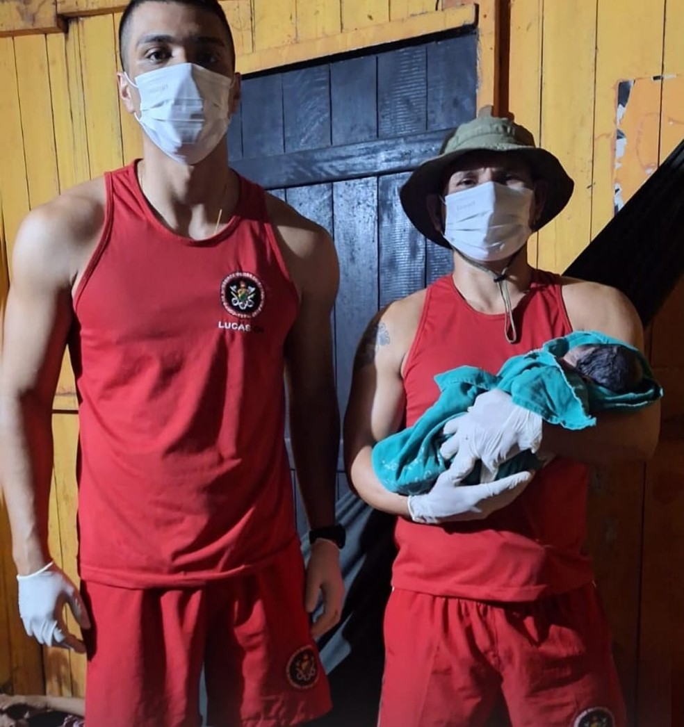 Bombeiros levaram o bebê e a mãe para maternidade de Tarauacá — Foto: Arquivo/7º Batalhão do Corpo de Bombeiros do Acre