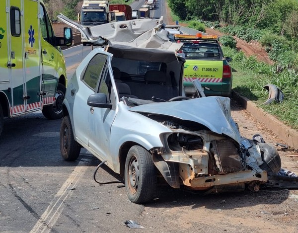 Motorista tenta ultrapassagem entre duas carretas, perde controle e bate na  BR-050 em Uberaba | Triângulo Mineiro | G1
