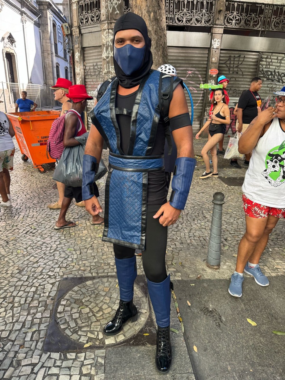 Henrique Almeida se vestiu de Sub-Zero, personagem dos jogos eletrônicos Mortal Kombat, para o Bola Preta — Foto: Rafael Nascimento / g1 Rio
