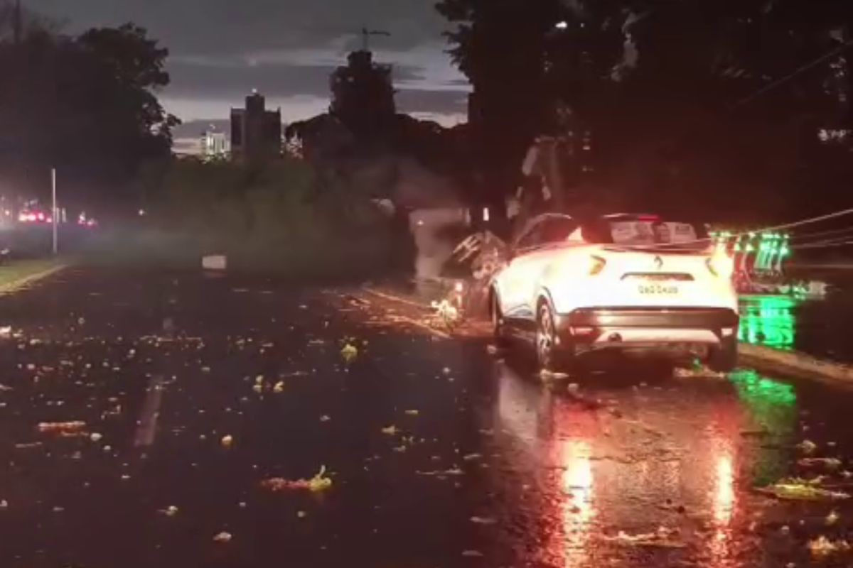Mulher fica presa em carro após fiação de energia cair durante tempestade em Campo Grande