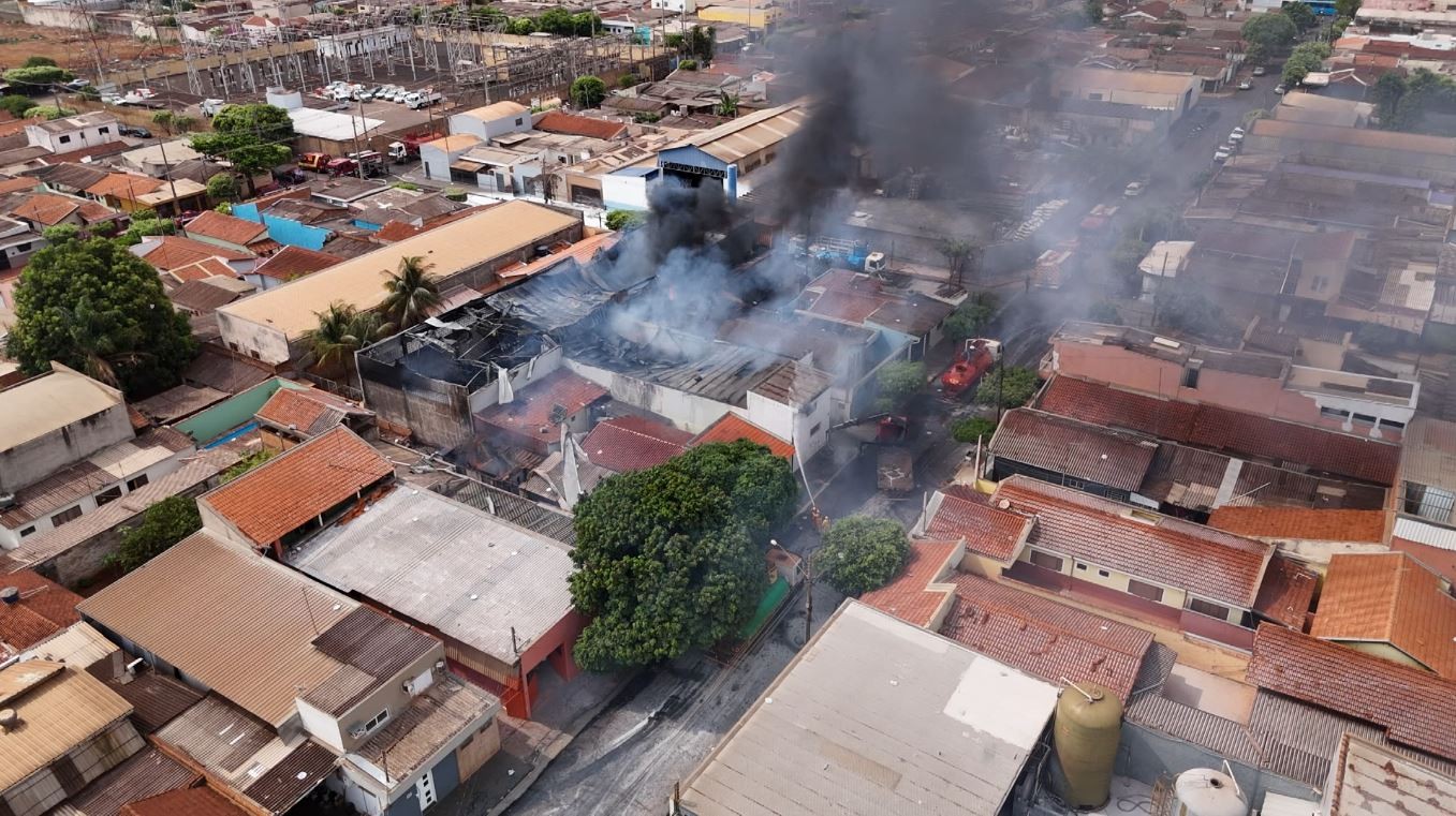 Fábrica que pegou fogo após explosão não podia manter depósito, diz Cetesb; empresa alega que imóvel era só para 'transbordo'