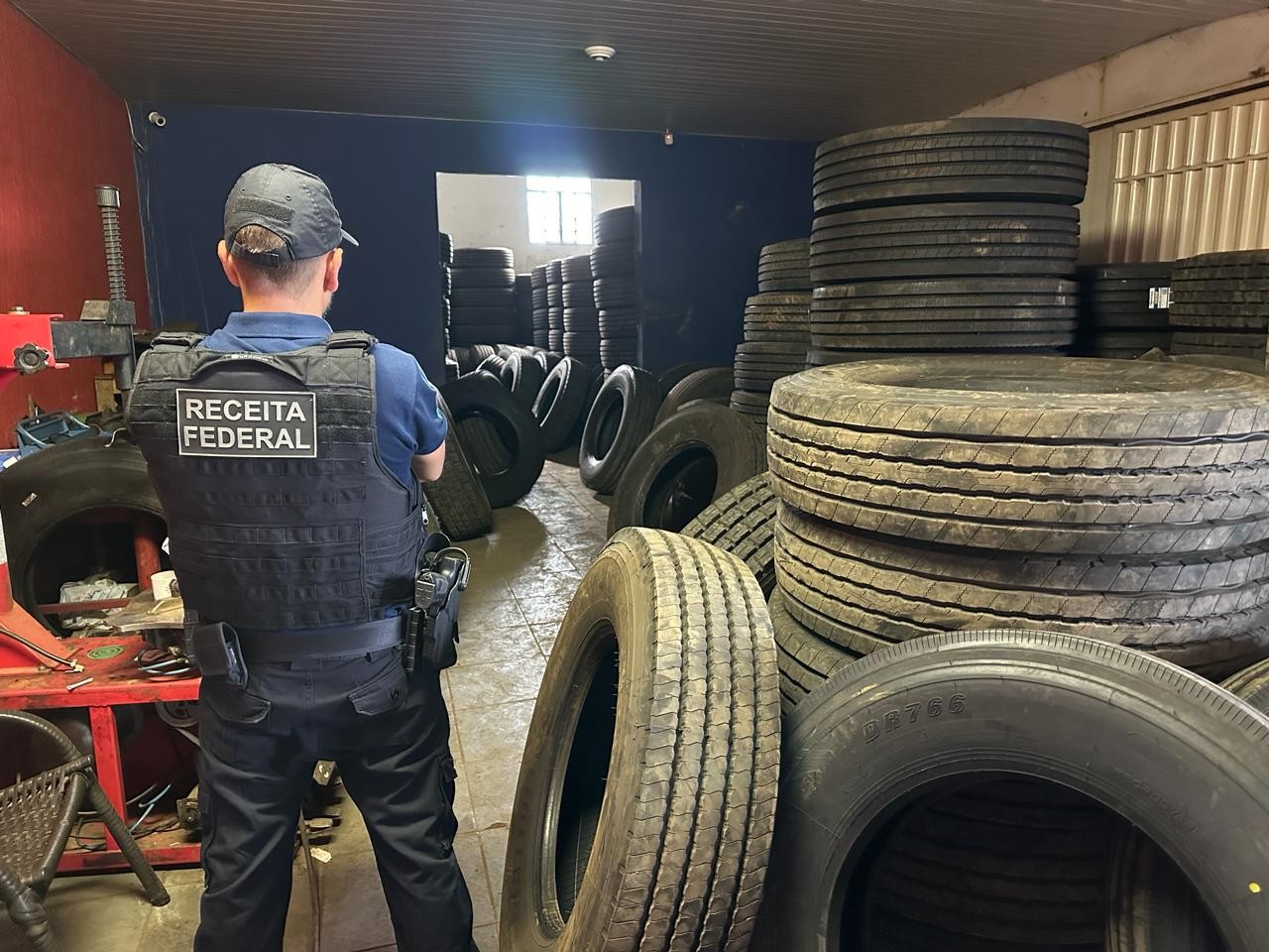 Mais de 300 pneus importados e vendidos ilegalmente são apreendidos em MG; saiba o que é feito com os produtos