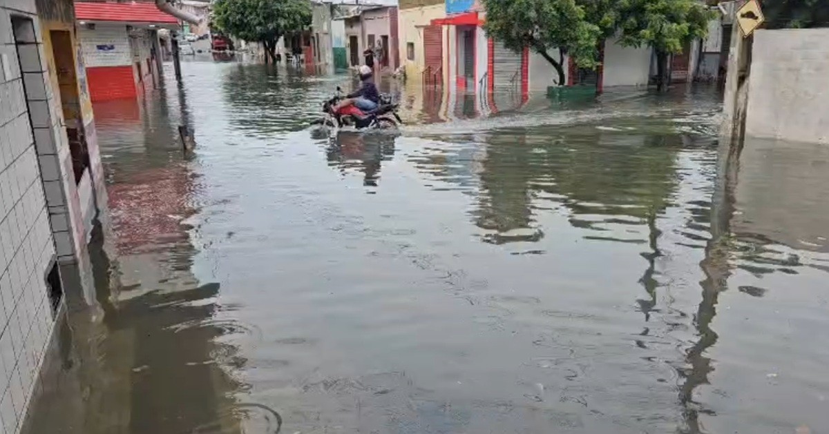 Chuva deixa avenidas de Natal alagadas neste domingo (17); veja pontos