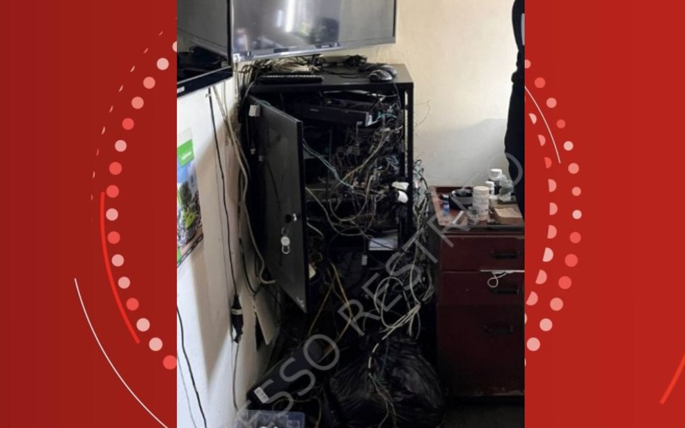 Equipamentos de monitoração de pessoas foram encontrados quebrados — Foto: Arquivo Pessoal
