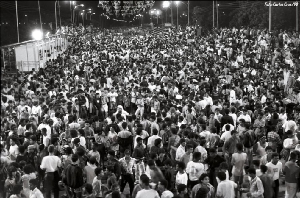 Baile de Carnaval no eixão, em Brasília, em 1990. Segundo o Instituto Aruc, baile era realizado após o desfile das Escolas de Samba, para um público que contava com mais de 20 mil pessoas. — Foto: reprodução / Instituto Aruc