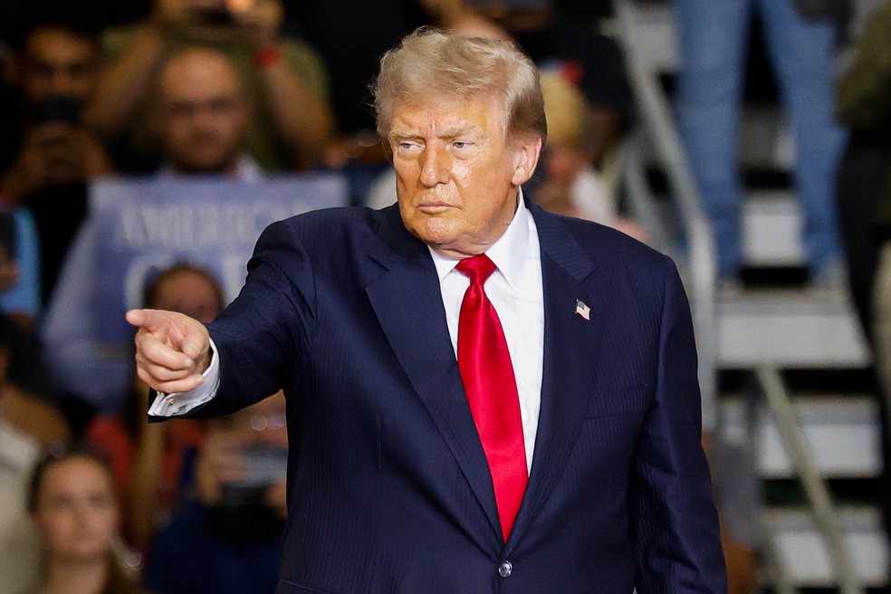 O presidente dos EUA, Donald Trump, aponta enquanto discursa sobre a economia no Campo de Provas da General Motors em Milford, Michigan, EUA — Foto: REUTERS/Carlos Osorio