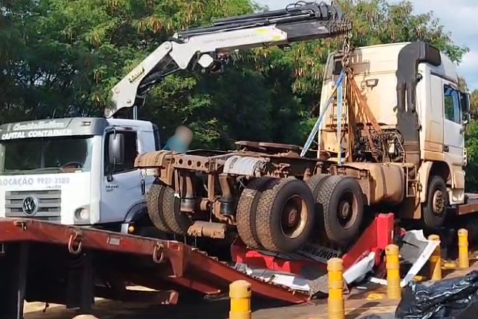 Caminhão foi removido com o auxílio de um guindaste. Acidente aconteceu na PR-323. — Foto: Danilo Martins/obemdito
