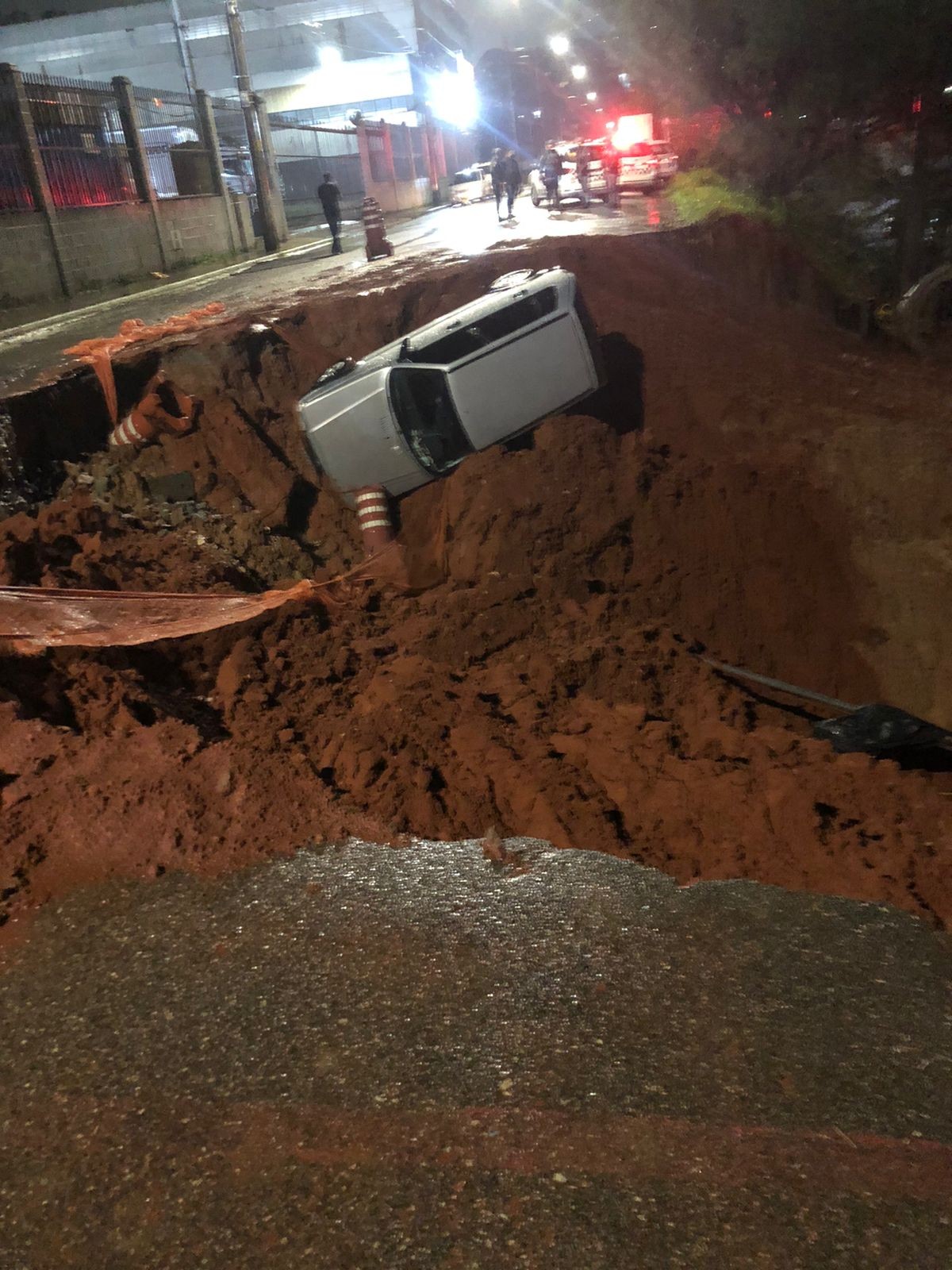 VÍDEO: carro cai em cratera que se abriu após a chuva em Cajamar, na Grande SP