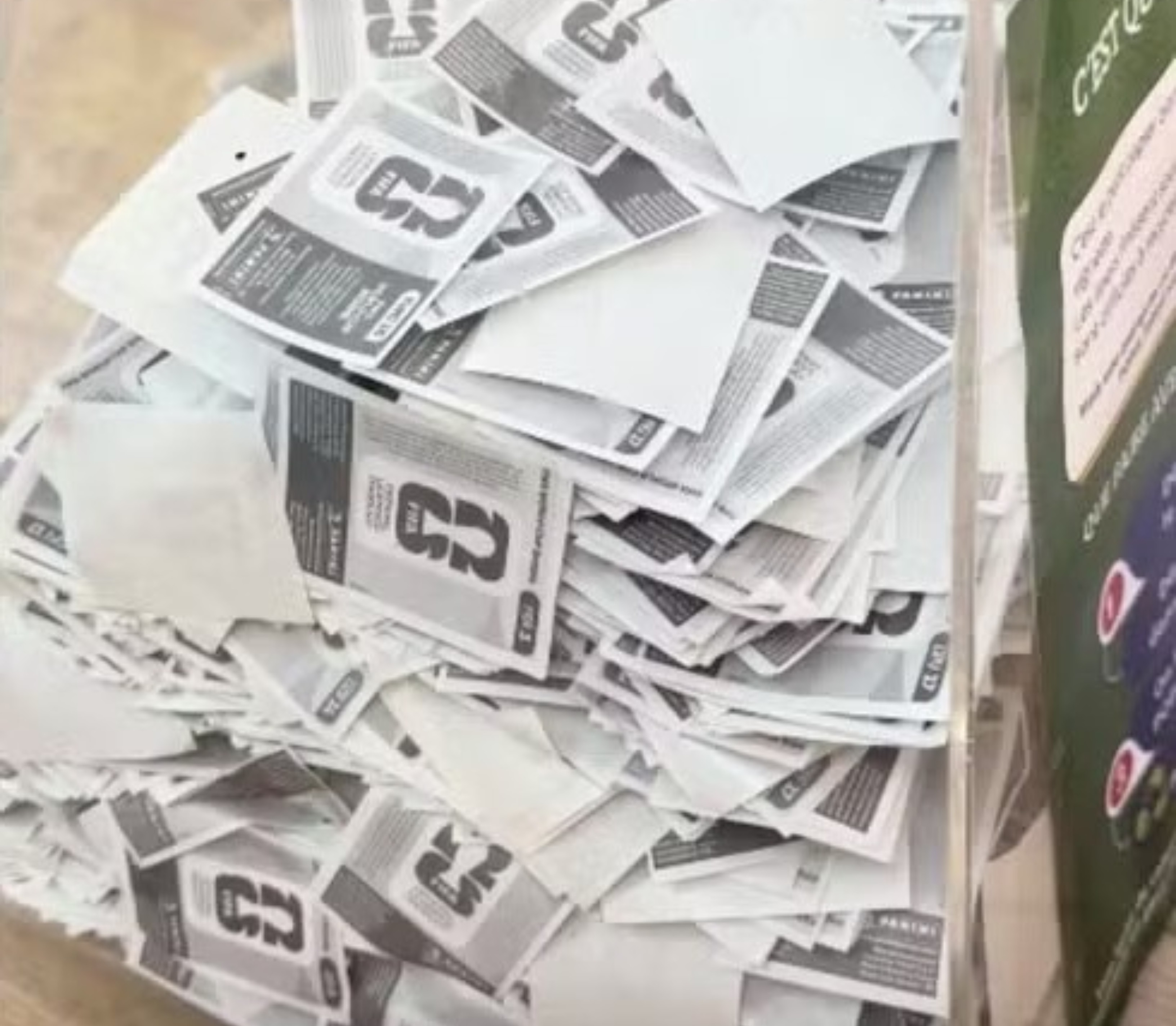 Três meninos pegam figurinhas da Copa do Mundo sem autorização em shopping e vão parar no Conselho Tutelar