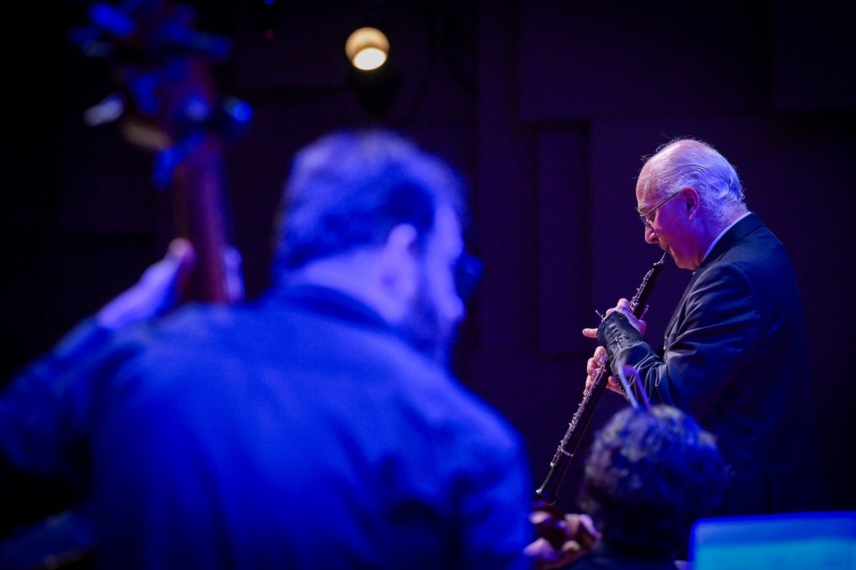 Brasileiro vencedor do Grammy toca música com 3 mil notas em 3 minutos e é ovacionado em SC; VÍDEO