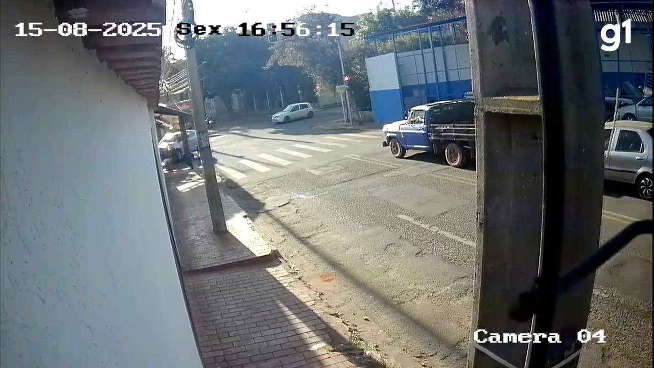 VÍDEO: carro bate em moto e invade comércio em avenida de Campo Grande; mãe e filha ficam feridas