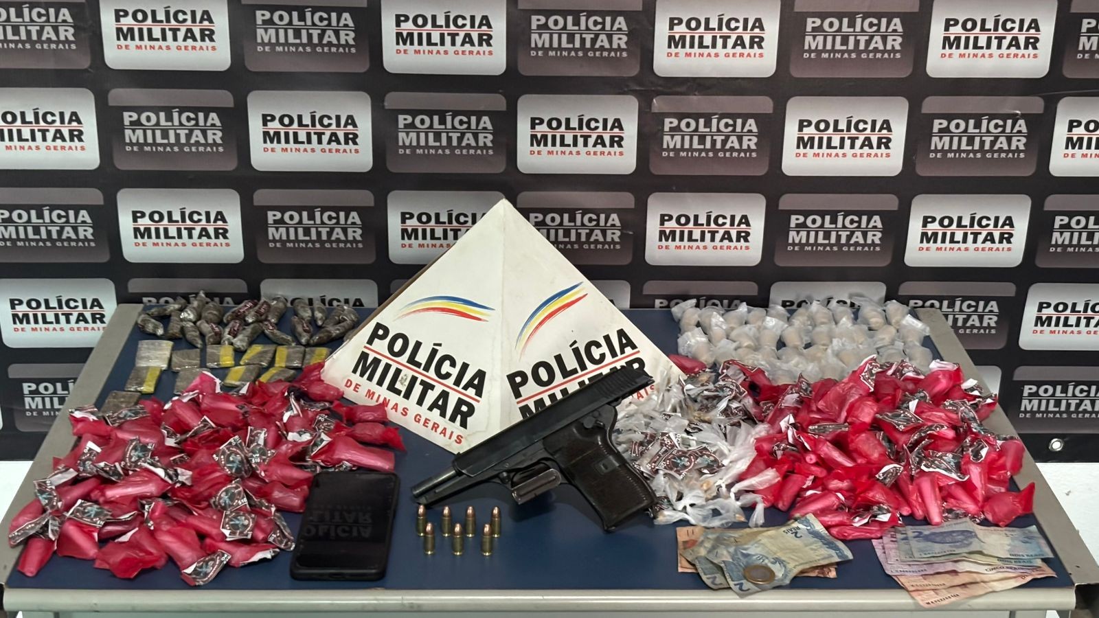 Suspeito de aliciar menores para o tráfico é preso em Além Paraíba; pistola com símbolo de facção criminosa também é aprendida