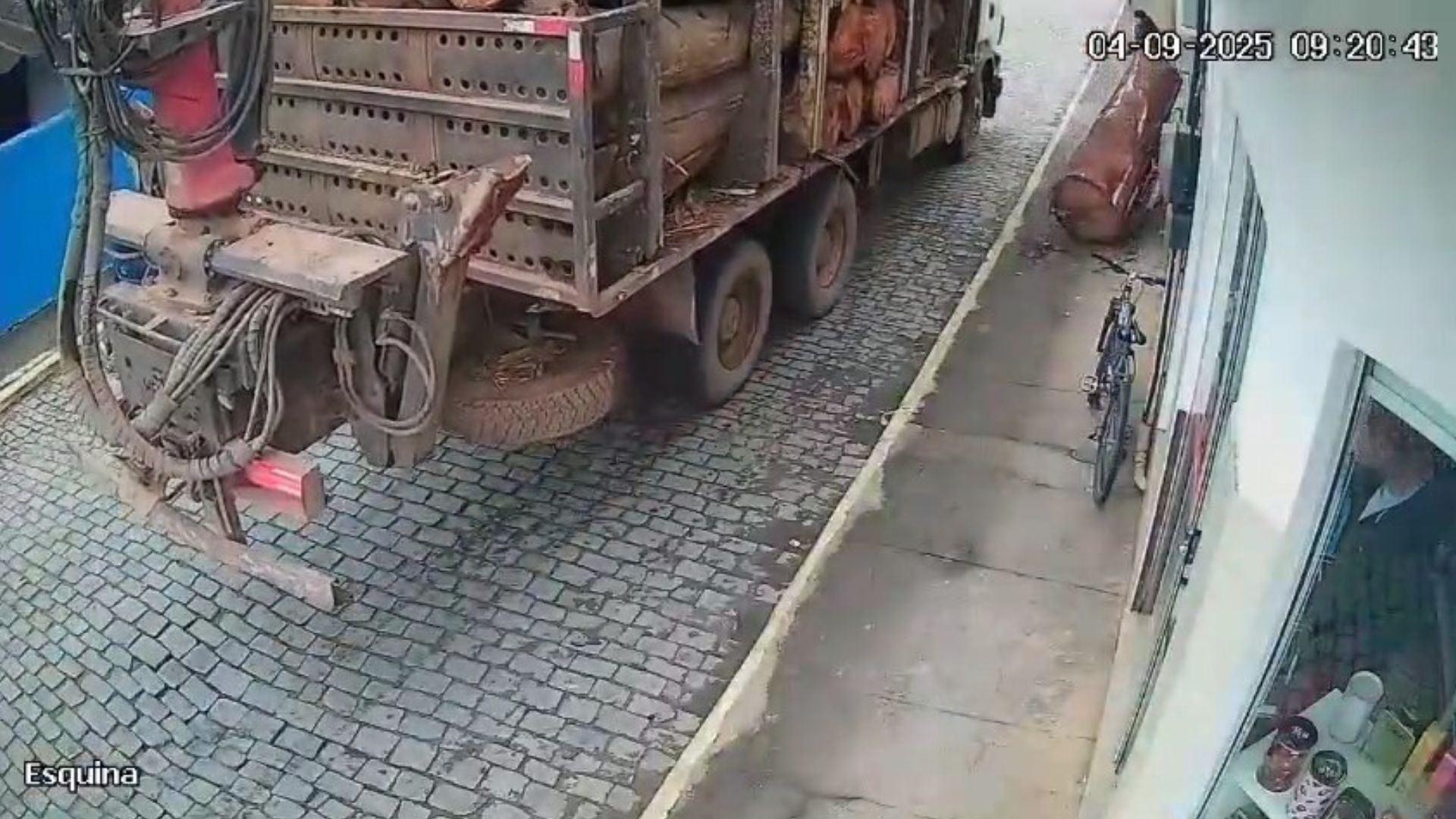 VÍDEO: tora de madeira cai de carreta e quase atinge mulher na calçada no ES