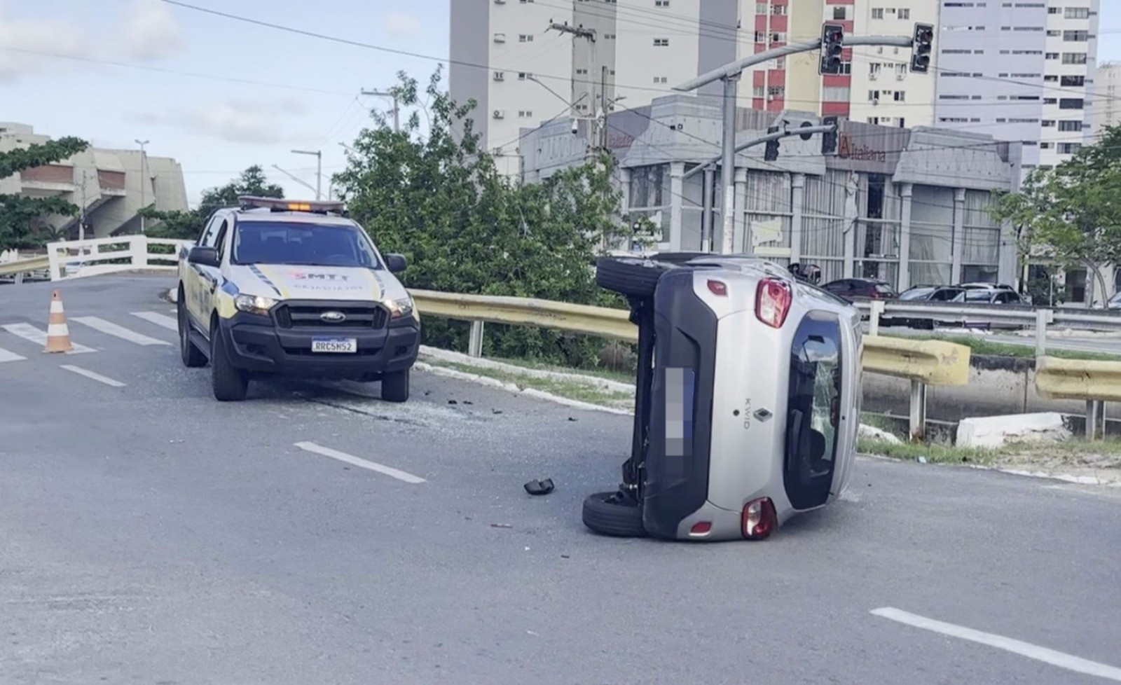 Carro capota na Avenida Anísio Azevedo e deixa duas pessoas feridas