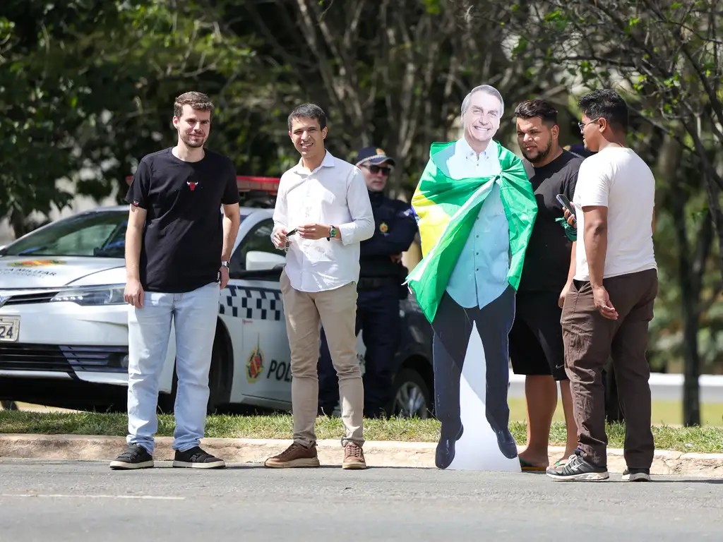 Boneco de Bolsonaro causa troca de socos e chutes entre manifestantes em Brasília