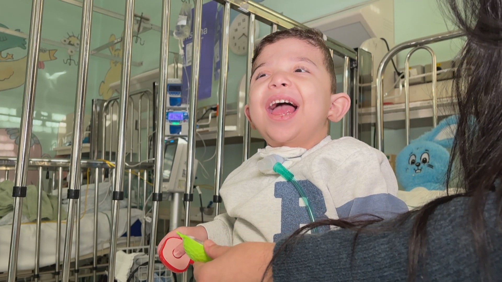 Uma vida no hospital: saiba quem é menino de 3 anos com síndrome rara que vive dentro de um quarto e nunca foi para casa