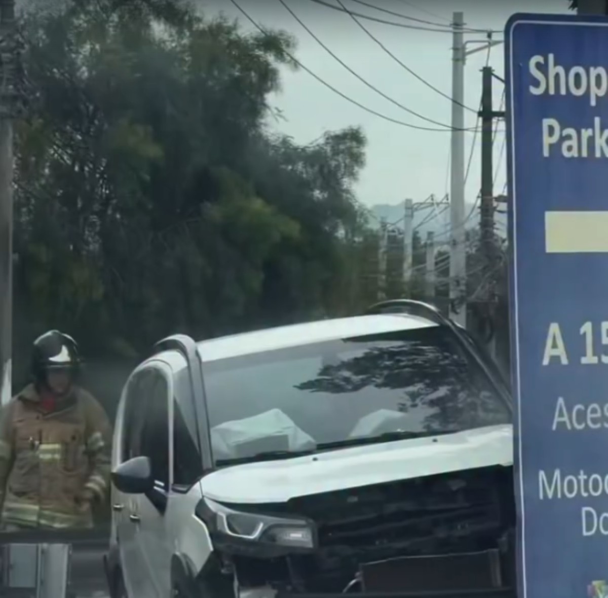 Driver crashes car into pole on Rodovia dos Metalúrgicos, in Volta Redonda