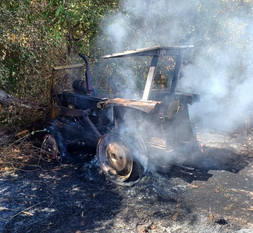 Trator pegou fogo e chamas se espalharam — Foto: Defesa Civil Talismã/Divulgação