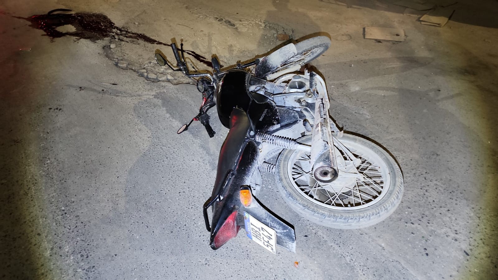 Motociclista cai em acostamento e morre após ser atropelado por carreta na BR-354