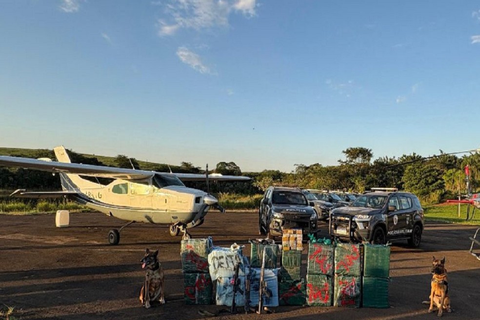 2 de 2
PM apreende aeronave, fuzis e grande quantidade de drogas em opera&ccedil;&atilde;o em Getulina &mdash; Foto: Pol&iacute;cia Militar/Divulga&ccedil;&atilde;o