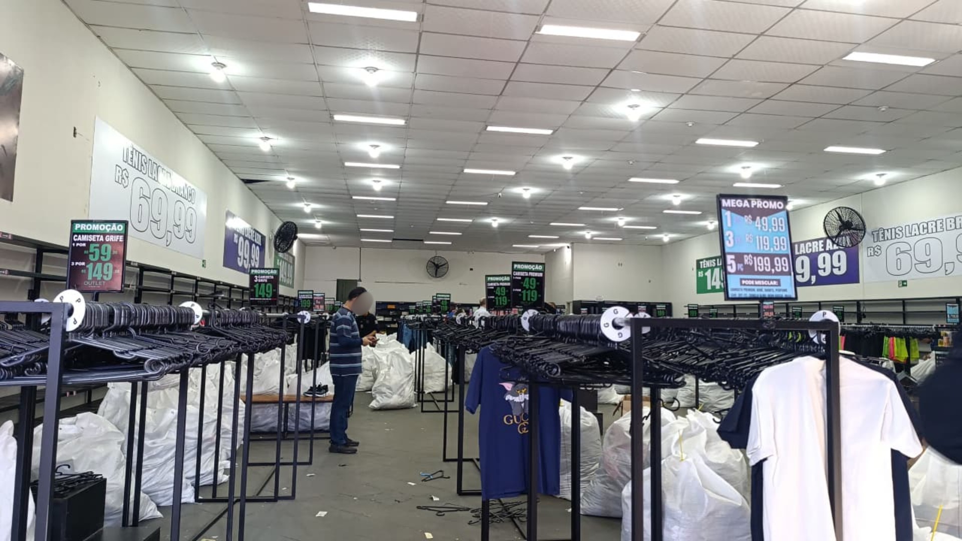 Mais de R$ 2 milhões em roupas, calçados e outras mercadorias falsificadas são apreendidas em duas lojas de Uberlândia