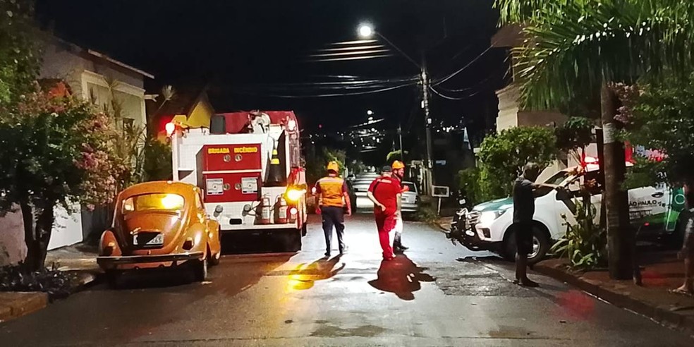 Defesa Civil e Corpo de Bombeiros trabalharam no rescado em Jaú (SP) — Foto: Base de Apoio Civil/Reprodução