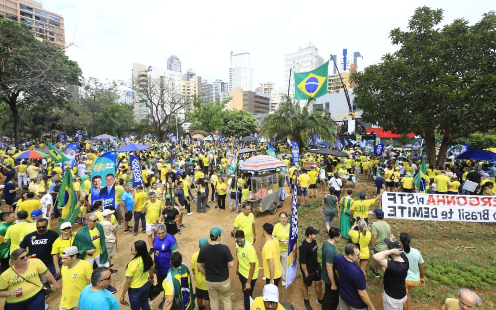 Grupo faz protesto contra o ministro Alexandre de Moraes, em Goiânia