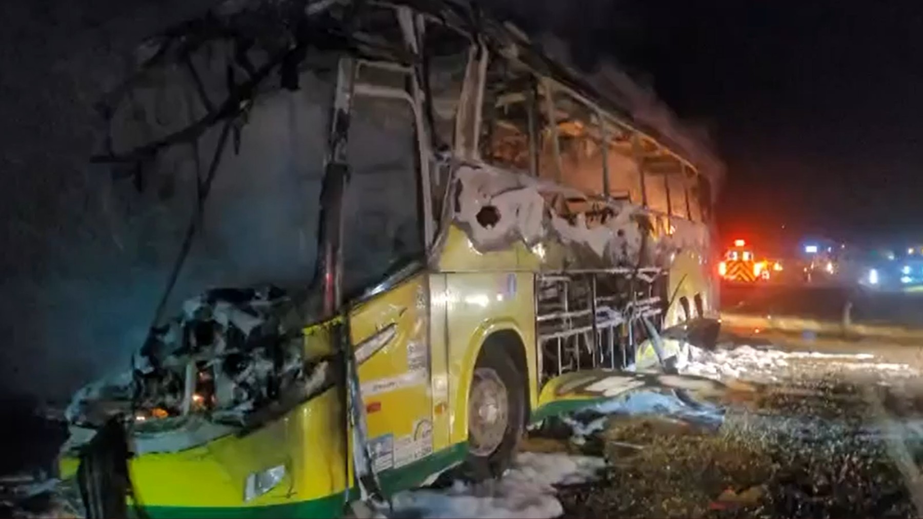 Ônibus bate em carreta e pega fogo na BR-376, no Paraná; 9 pessoas ficaram feridas