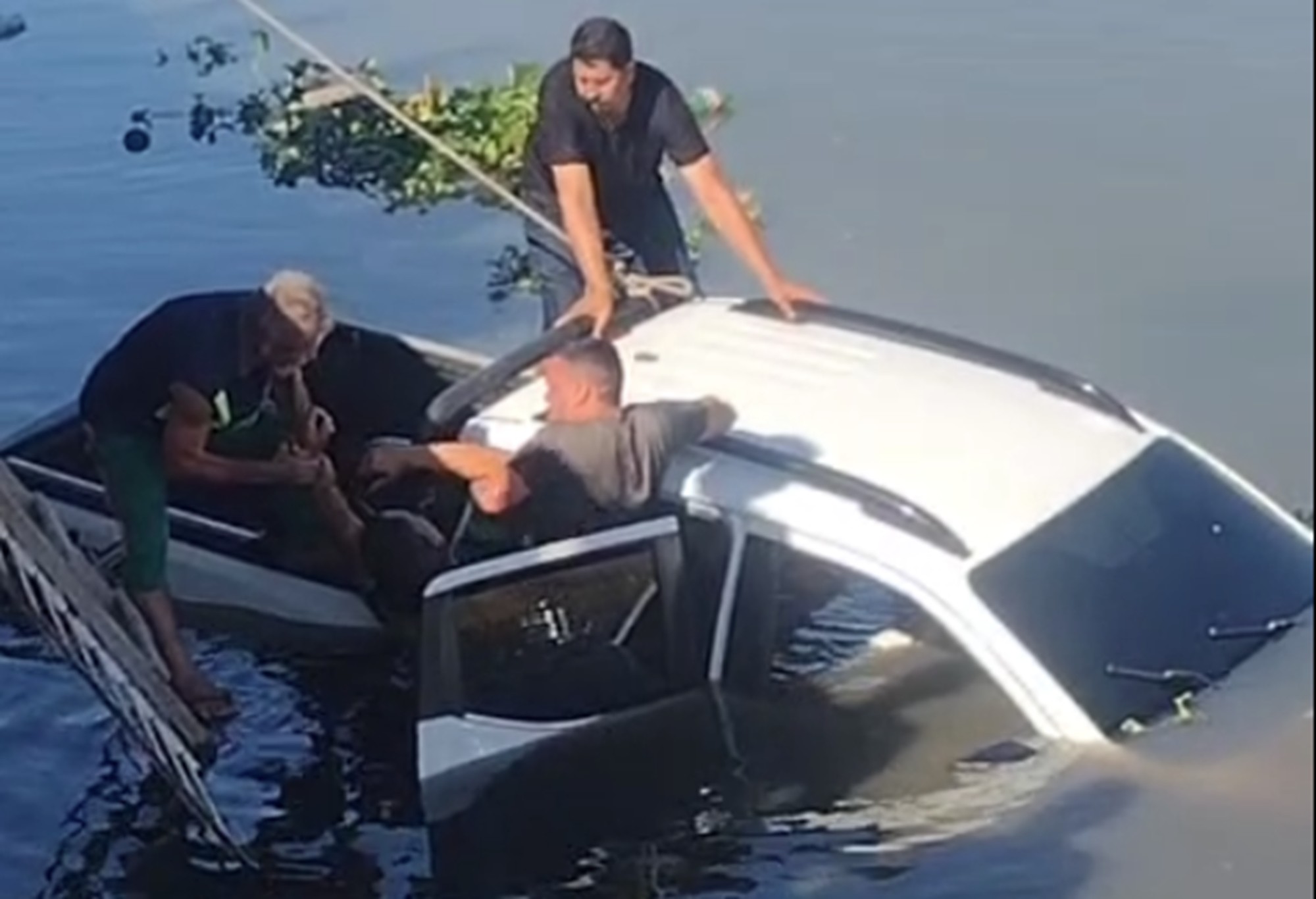 Homem baleado cai com picape dentro do Canal do Fragoso e é resgatado por moradores, em Olinda; VÍDEO