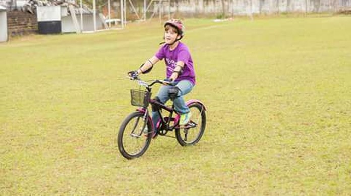 G1 - Enfermeiro troca 'lata velha' por bicicleta nova para garoto