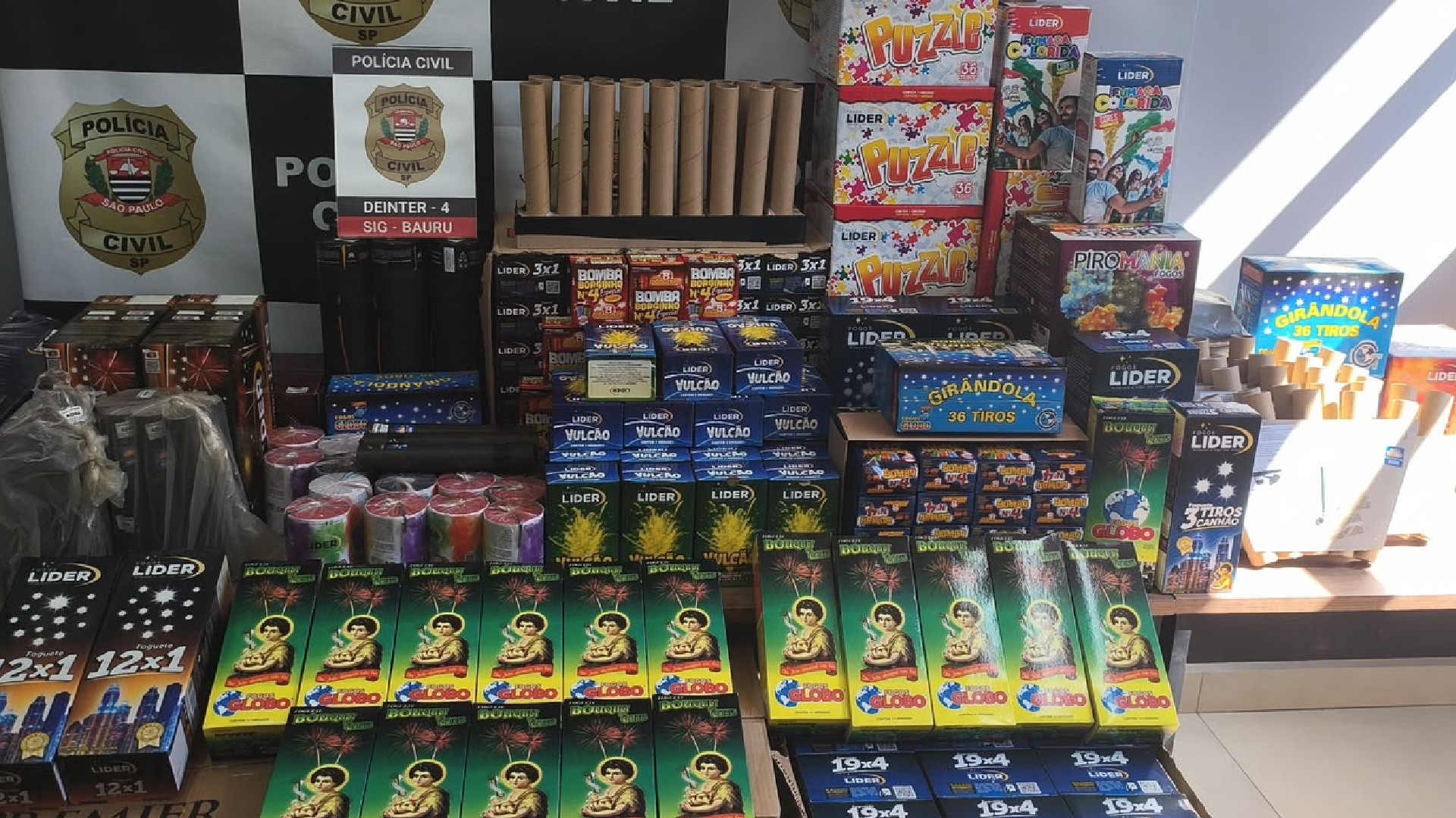 Polícia encontra estoque clandestino de fogos de artifício na casa de empresária em Bauru