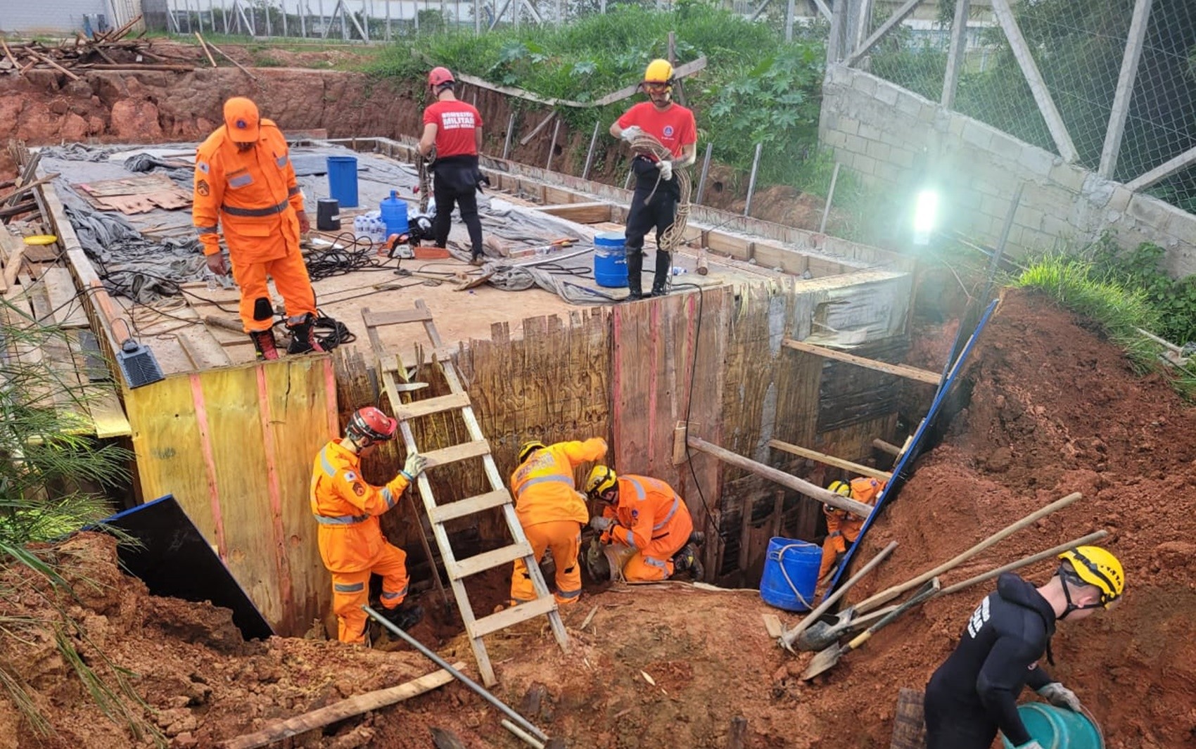 Trabalhador morre soterrado em obra, em indústria de cabos elétricos, em Cachoeira de Minas, MG