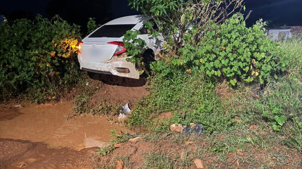 Fuga em alta velocidade termina com carro em barranco e casal preso após furto em Uberlândia