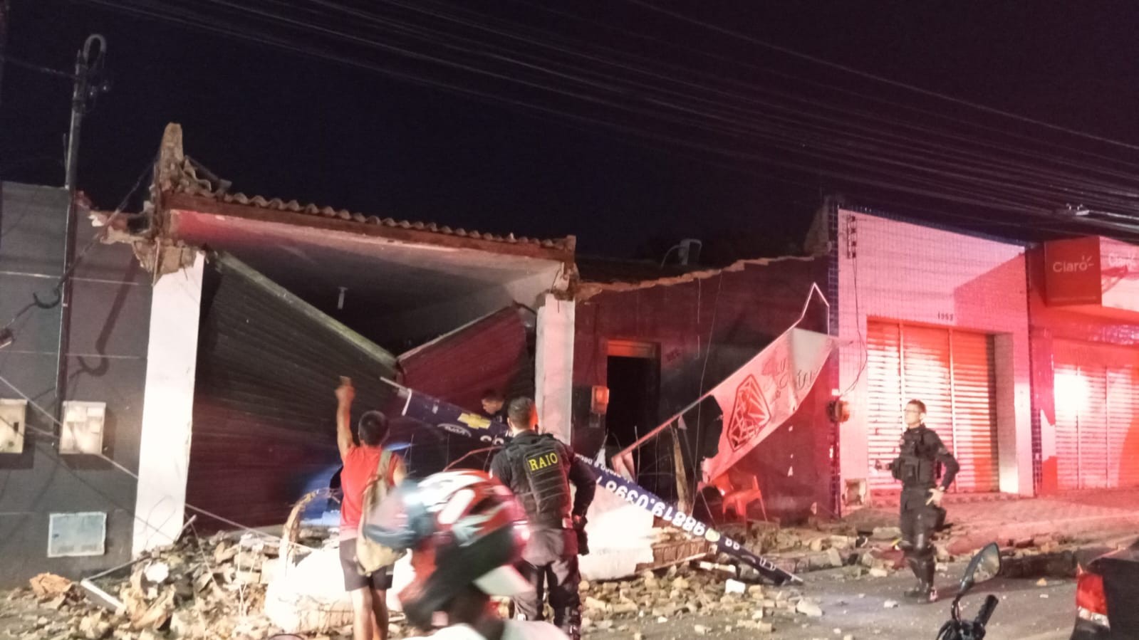 Teto de bar desaba e vítimas ficam presas no local, no interior do Ceará