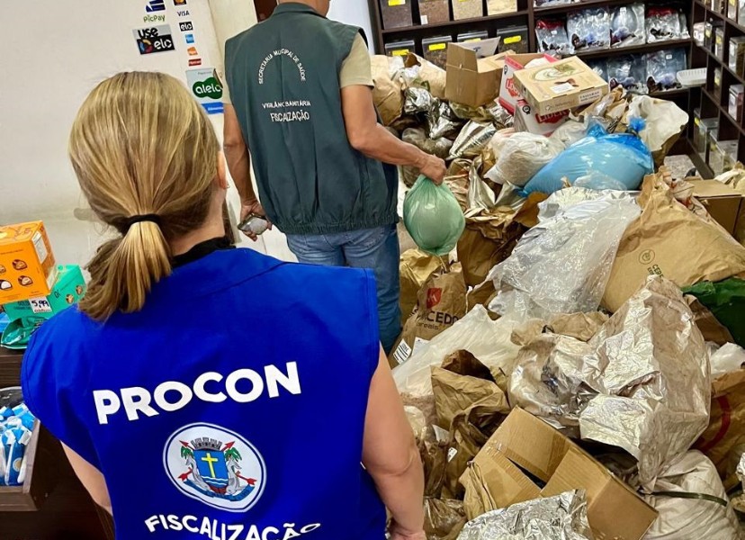 Operação do Procon e Vigilância Sanitária em Macaé apreende mais de 1 tonelada de produtos vencidos