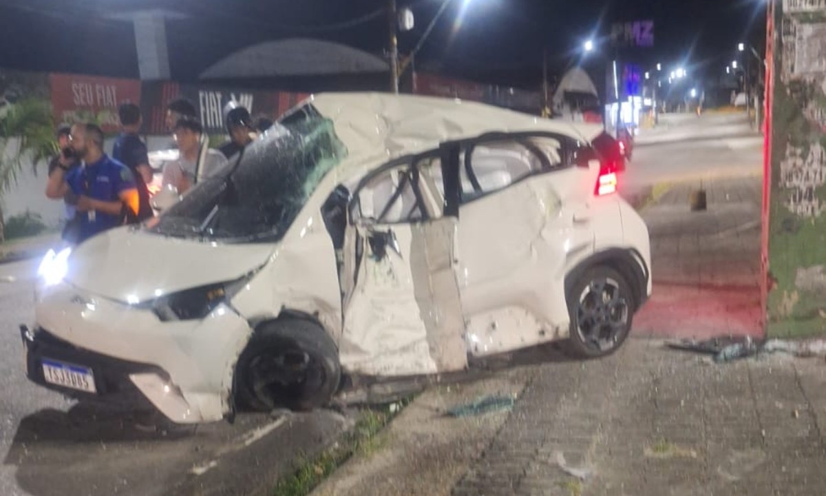 Man dies after accident that destroyed car on Avenida Djalma Batista, in Manaus