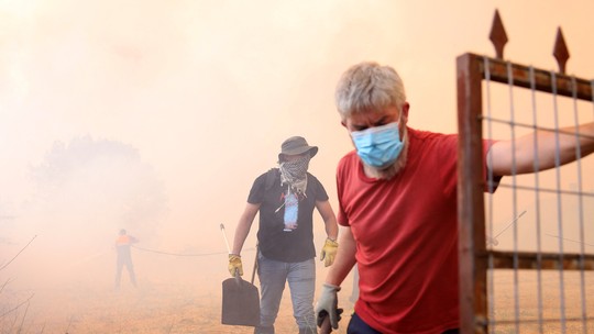 Espanha enfrenta 3ª semana de alerta por onda de calor e segue combatendo incêndios florestais - Governo mobiliza Exército e pede reforços à União Europeia diante da crise ambiental; população recebe alertas em celular para não sair de casa.
