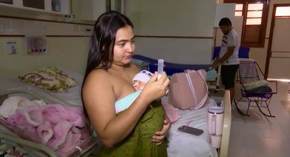 Érica Vitória  e a recém-nascida Luna Mavi — Foto: Reprodução/Rede Amazônica